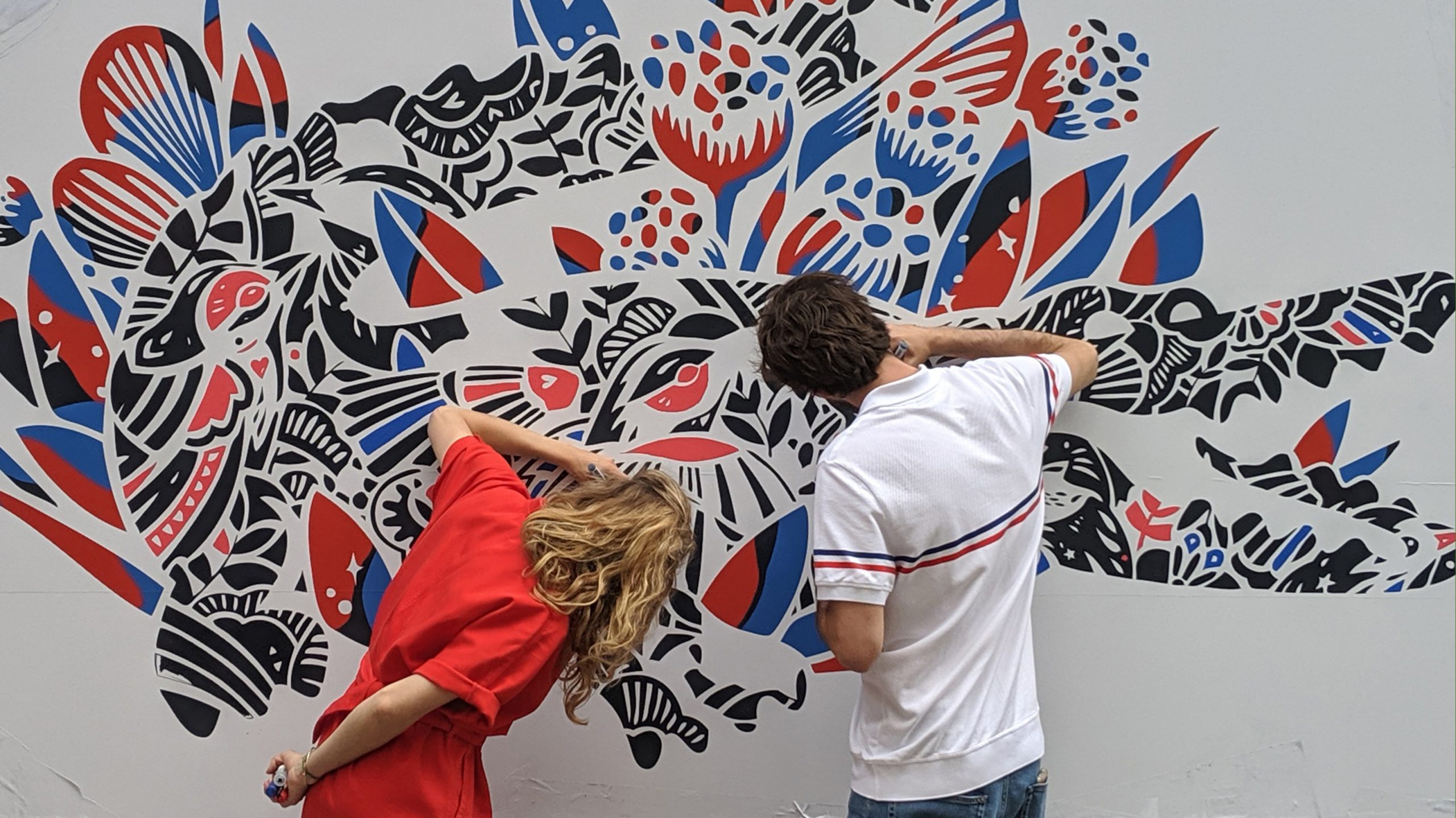 Alex et Marine dessinant la fresque Lacoste