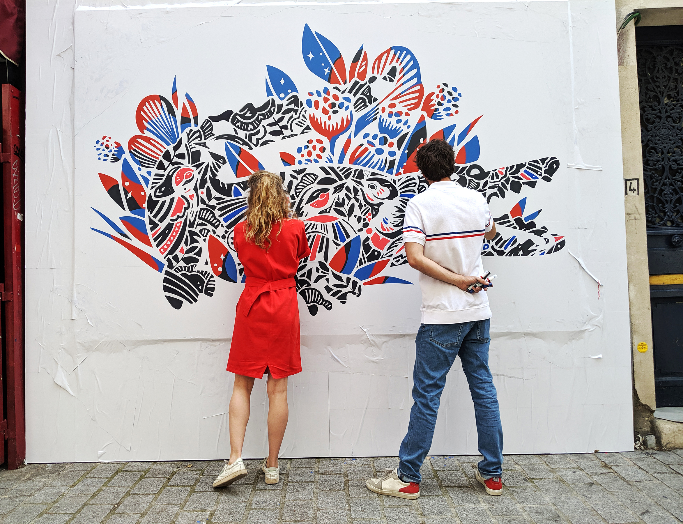 Alex et Marine dessinant la fresque Lacoste