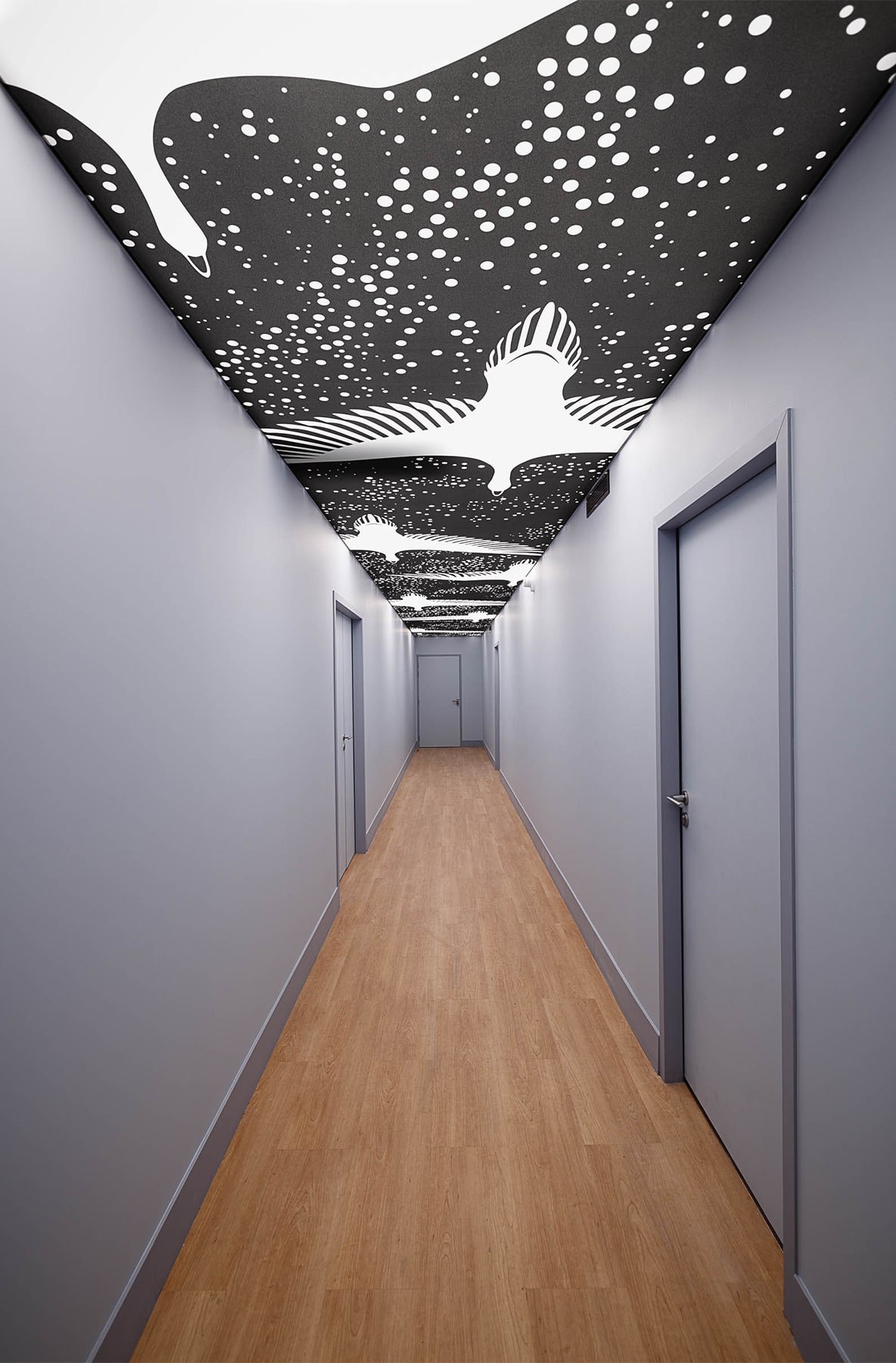 Couloir avec plafond rétro éclairé