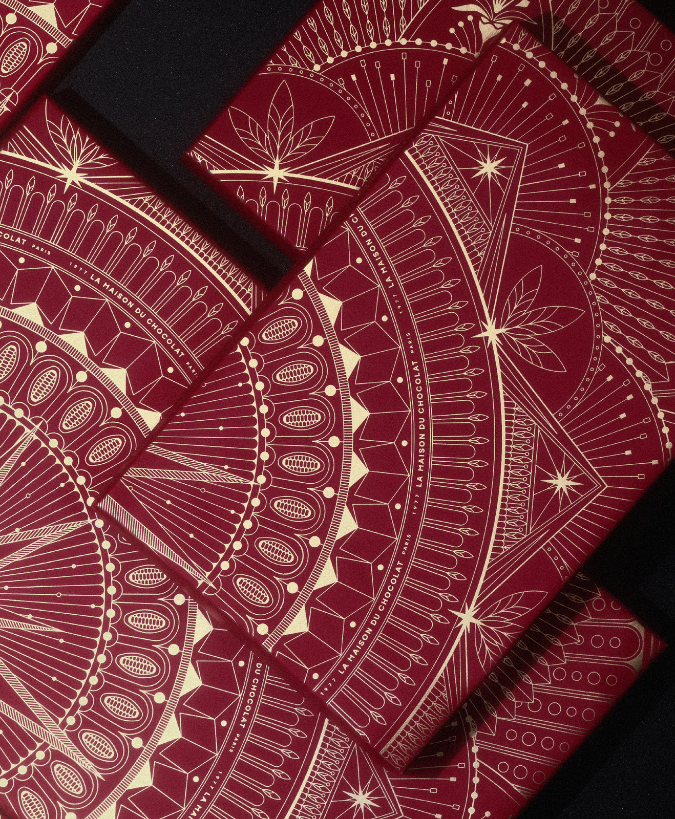 Calendrier de l'avent rouge et doré, s'inspirant de l'architecture Parisienne