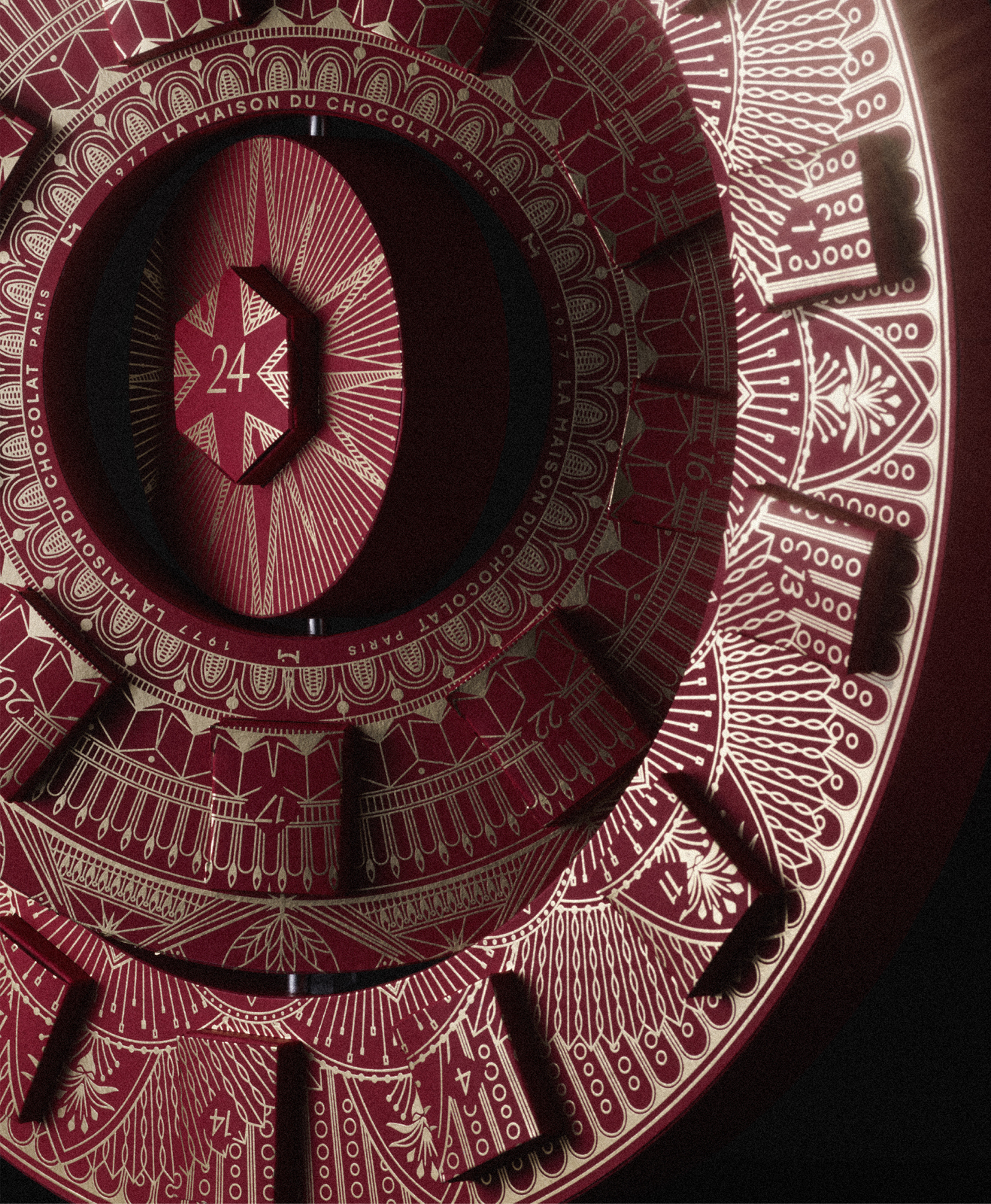 Calendrier de l'avent rouge et doré, s'inspirant de l'architecture Parisienne