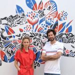 Alex et Marine posant devant la fresque Lacoste